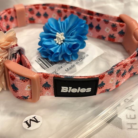 Strawberry dog collar with attachable flowers - Picture 2 of 3